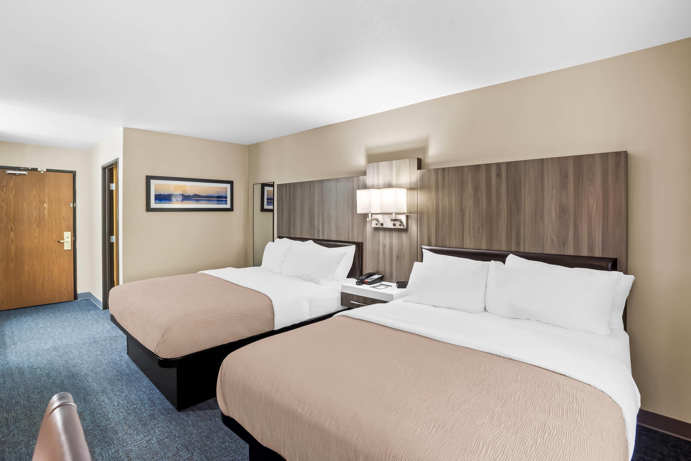 Luxe beddengoed, een bureau, een laptopwerkplek