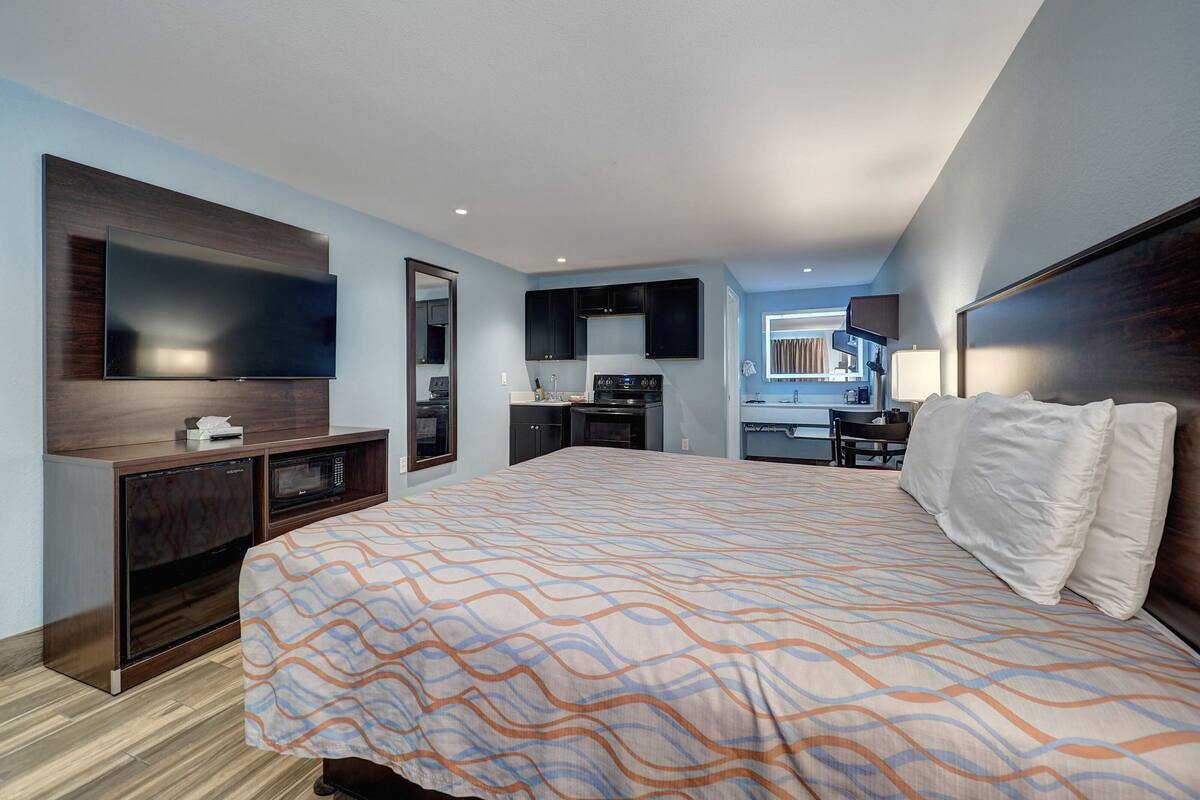 Deluxe Room, 1 King Bed, Accessible (Smoke Free) | Iron/ironing board, free WiFi, bed sheets, alarm clocks