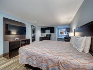 Deluxe Room, 1 King Bed, Accessible (Smoke Free) | Iron/ironing board, free WiFi, bed sheets, alarm clocks