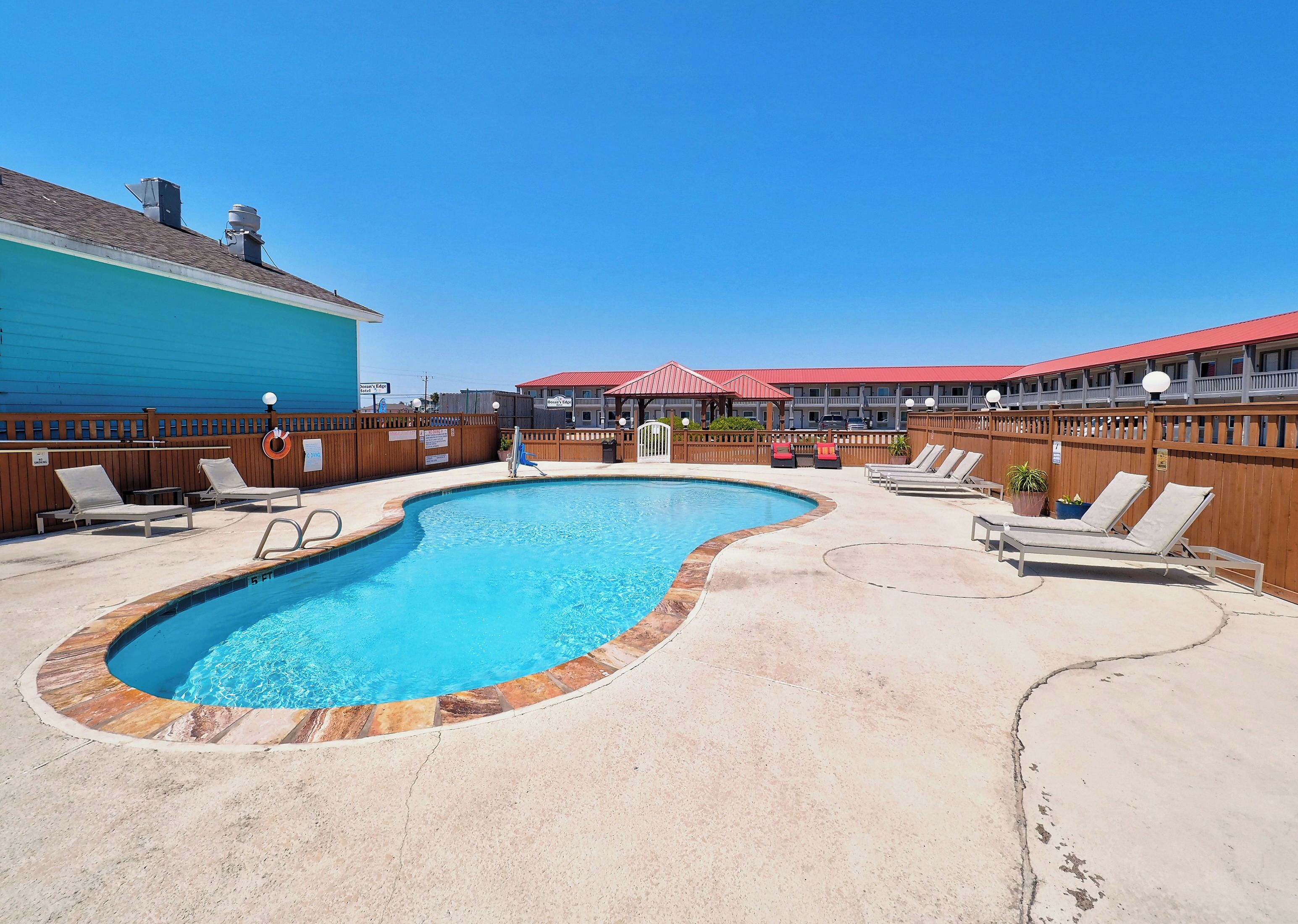 室外游泳池，09:00 至 00:00 开放，日光浴躺椅