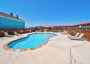 حمام سباحة خارجي