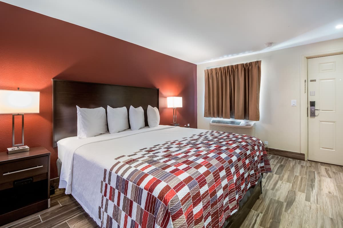 Tabla de planchar con plancha, wifi gratis, ropa de cama y despertador