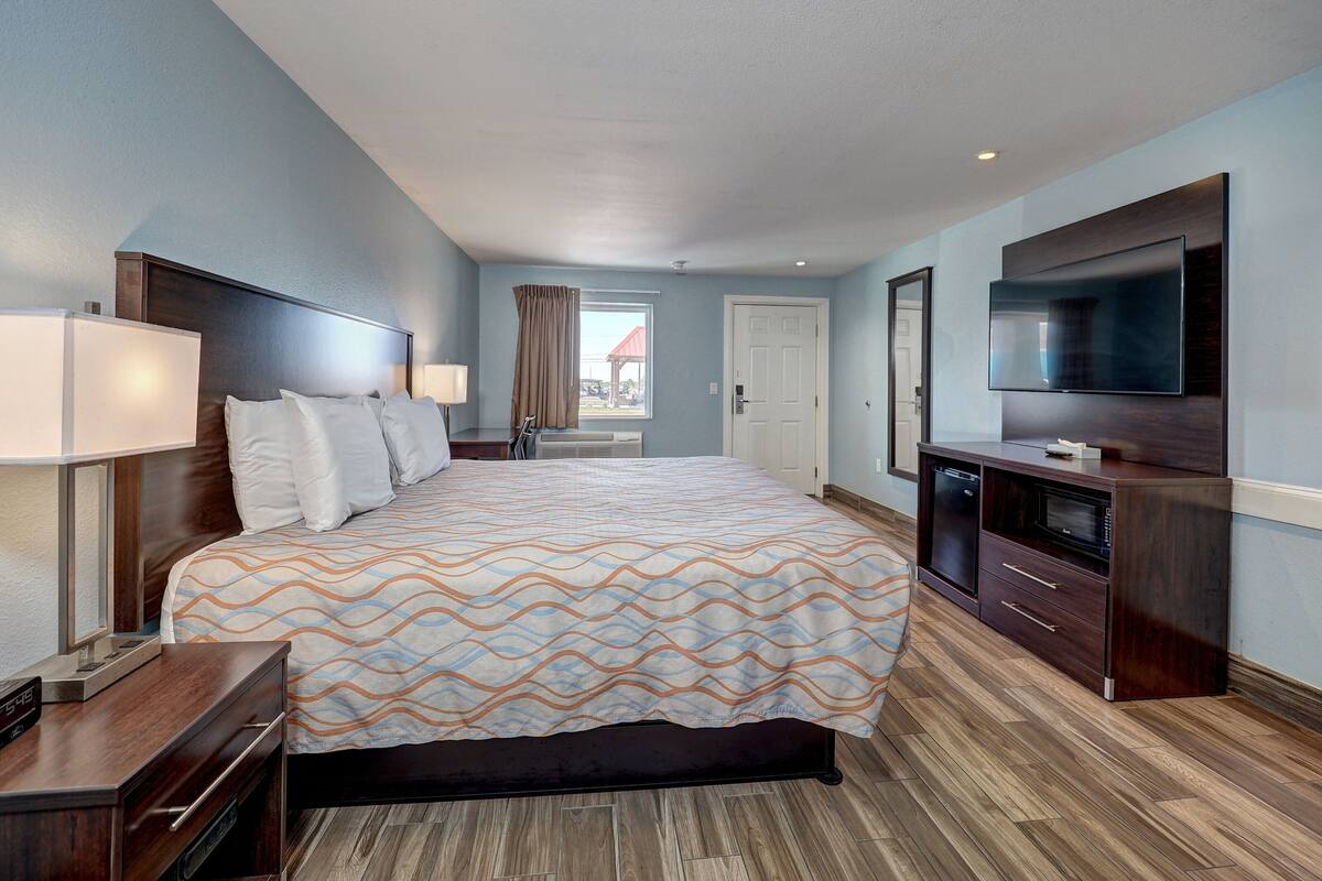 Iron/ironing board, free WiFi, bed sheets, alarm clocks