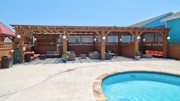 Piscine extérieure, accÚs possible de 09 h 00 à minuit, chaises longues