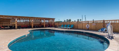 Piscina a l'aire lliure (horari: 09:00-00:00) i gandules