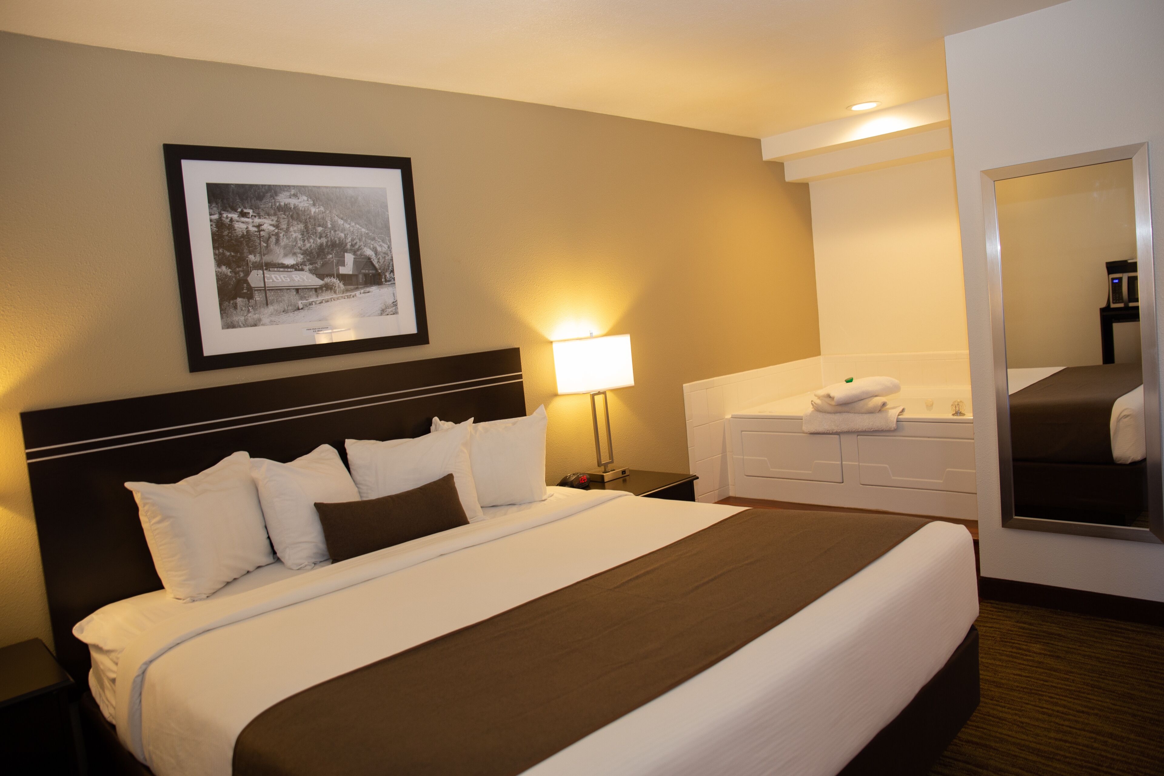 king room with jetted tub non smoking | 1 bedroom, iron/ironing board, free wifi, bed sheets