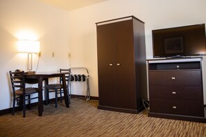 Deluxe-Zimmer, 1 King-Bett, Nichtraucher, Whirlpool | Wohnbereich | 55-Zoll-Fernseher mit Kabelempfang