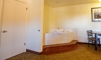 King Room with Jetted Tub Non Smoking | Private spa tub