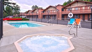 A swimming pool, a hot tub, and lounge chairs in a resort setting. - Villa Motel at Manitou Springs (Manitou Springs)