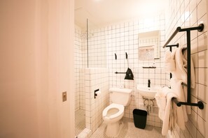 Ducha, secador de pelo y toallas