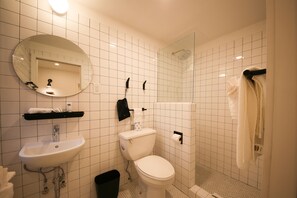 Signature Room | Bathroom | Shower, hair dryer, towels - Doxie Hotel (New York)