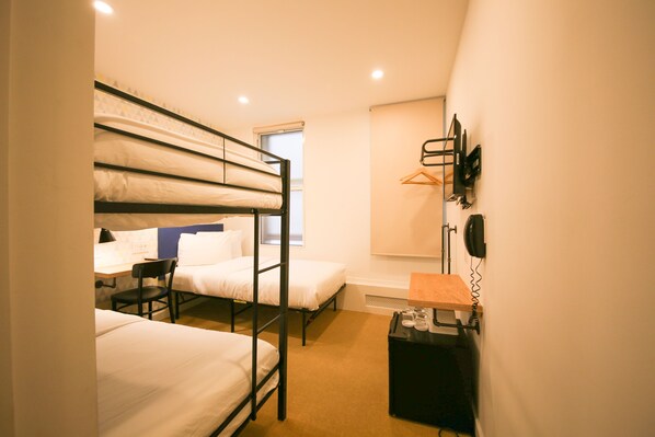 Triple Room | In-room safe, desk, iron/ironing board, free WiFi