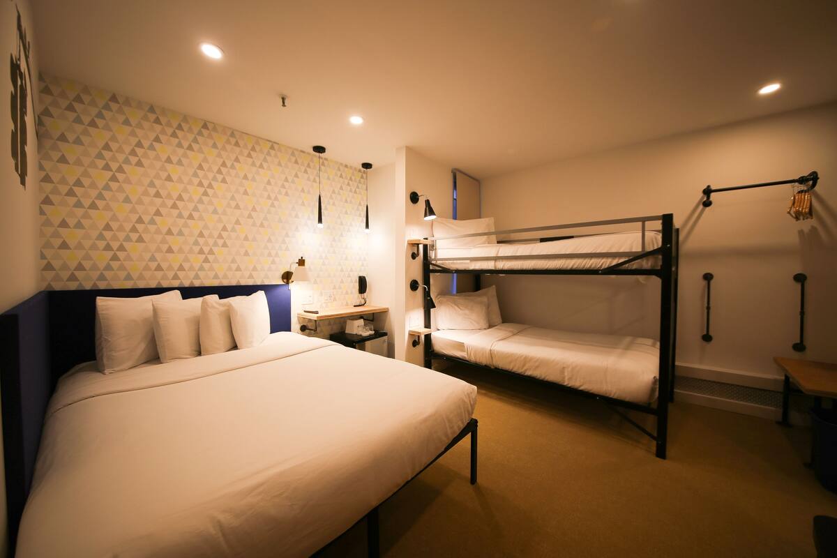Quadruple Room | In-room safe, desk, iron/ironing board (on request), WiFi (free)