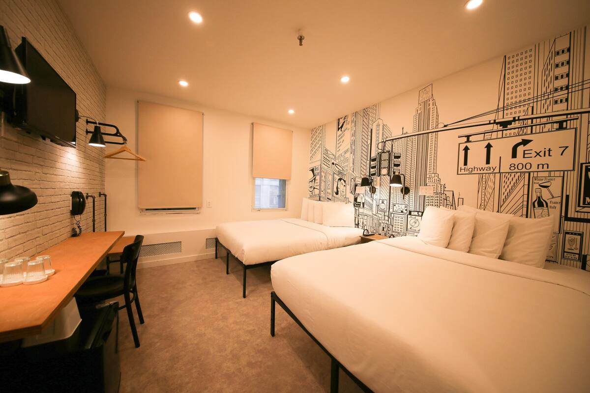 Deluxe Suite | In-room safe, desk, iron/ironing board (on request), WiFi (free)