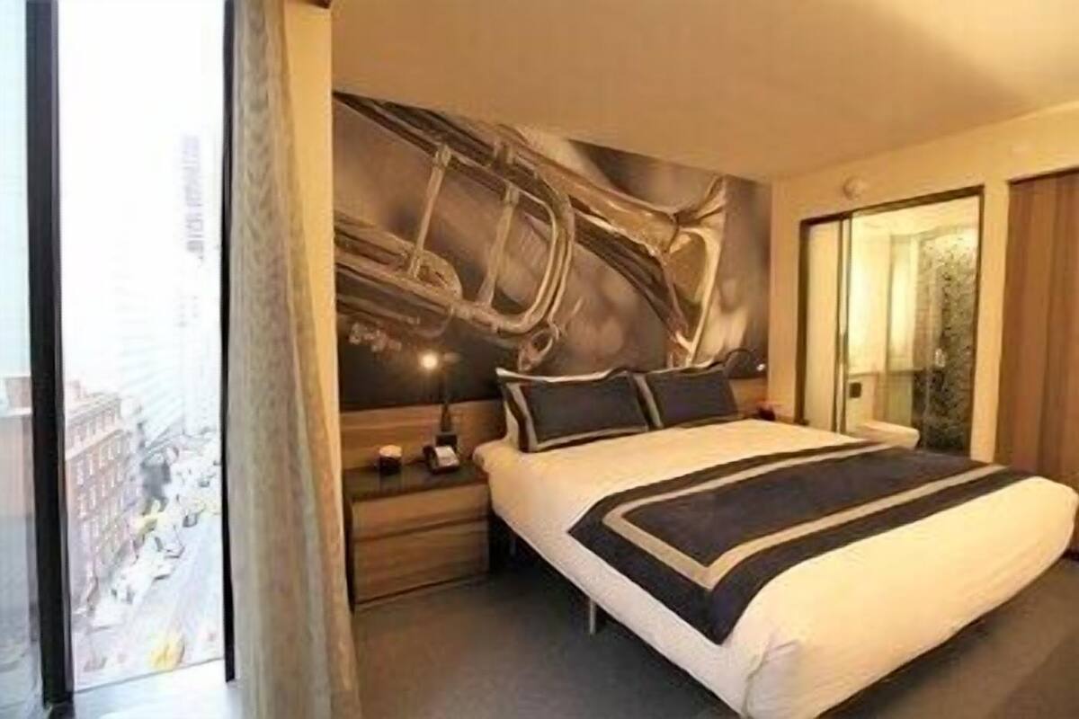 Premium bedding, down comforters, in-room safe, desk