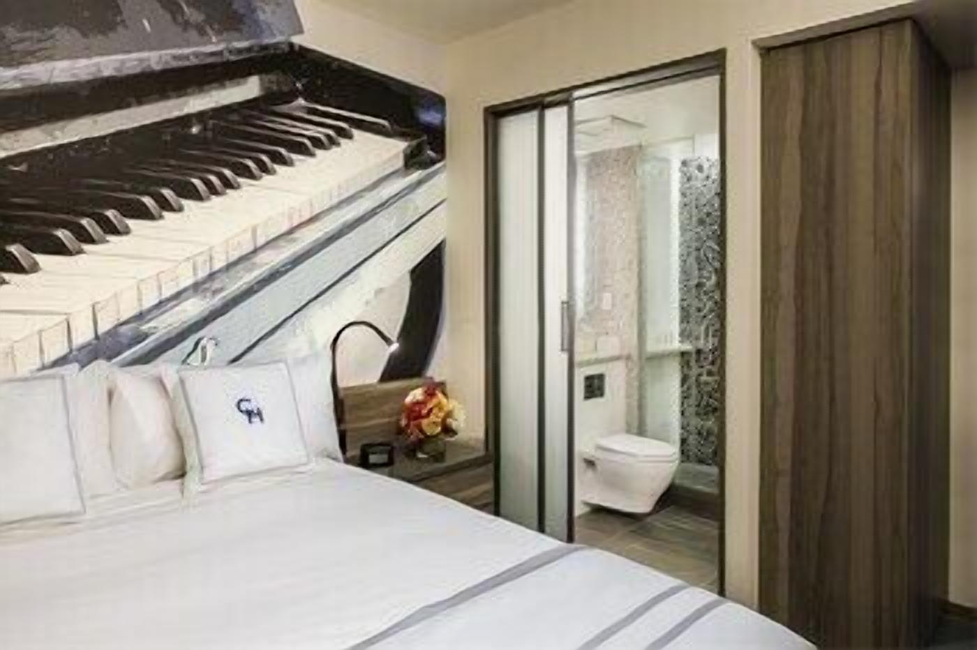 Premium bedding, down comforters, in-room safe, desk