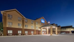 Un hotel con un amplio estacionamiento, una entrada cubierta y un letrero que indica que es un hotel Marriott.