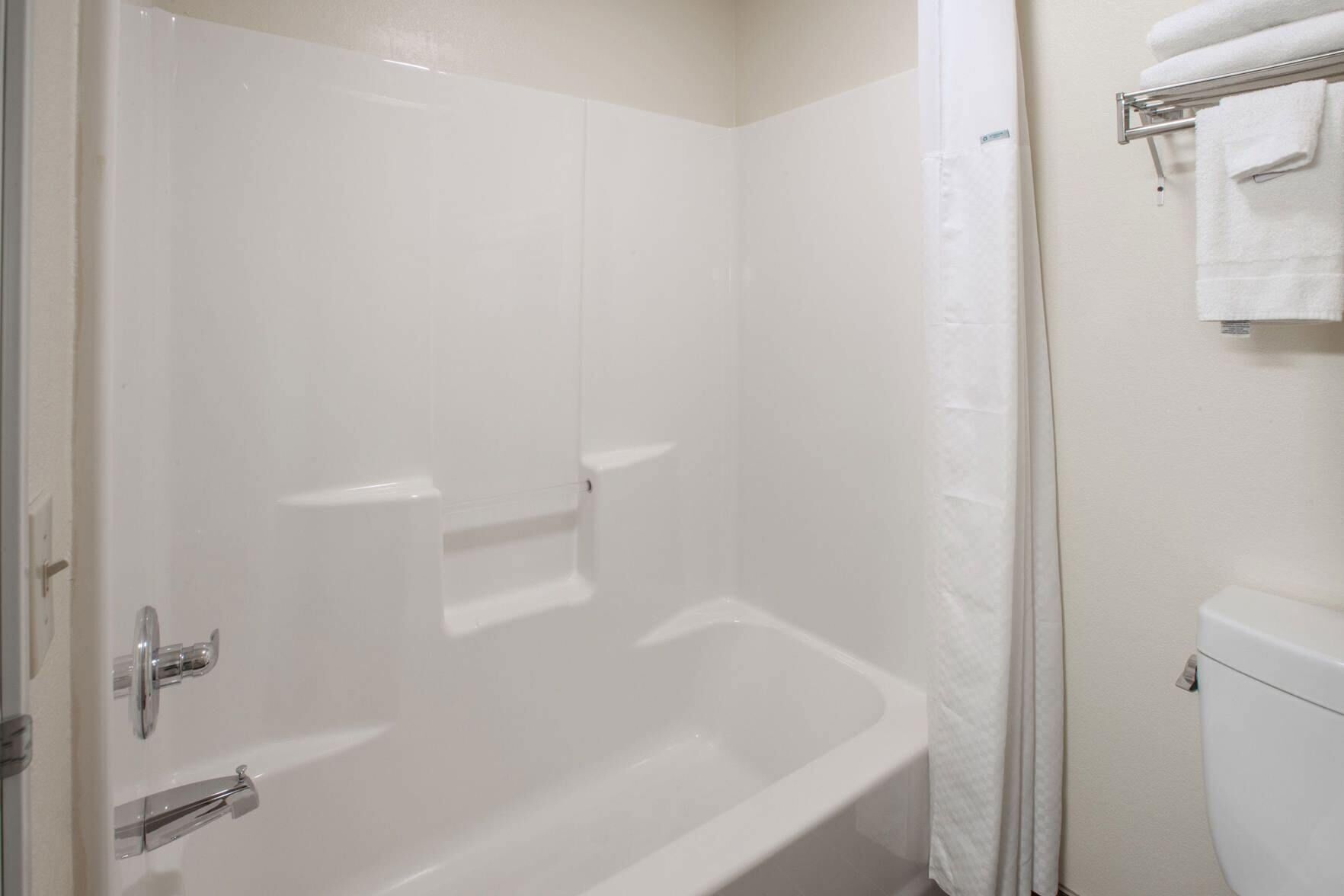 Bathroom | Combined shower/bathtub, hair dryer, towels