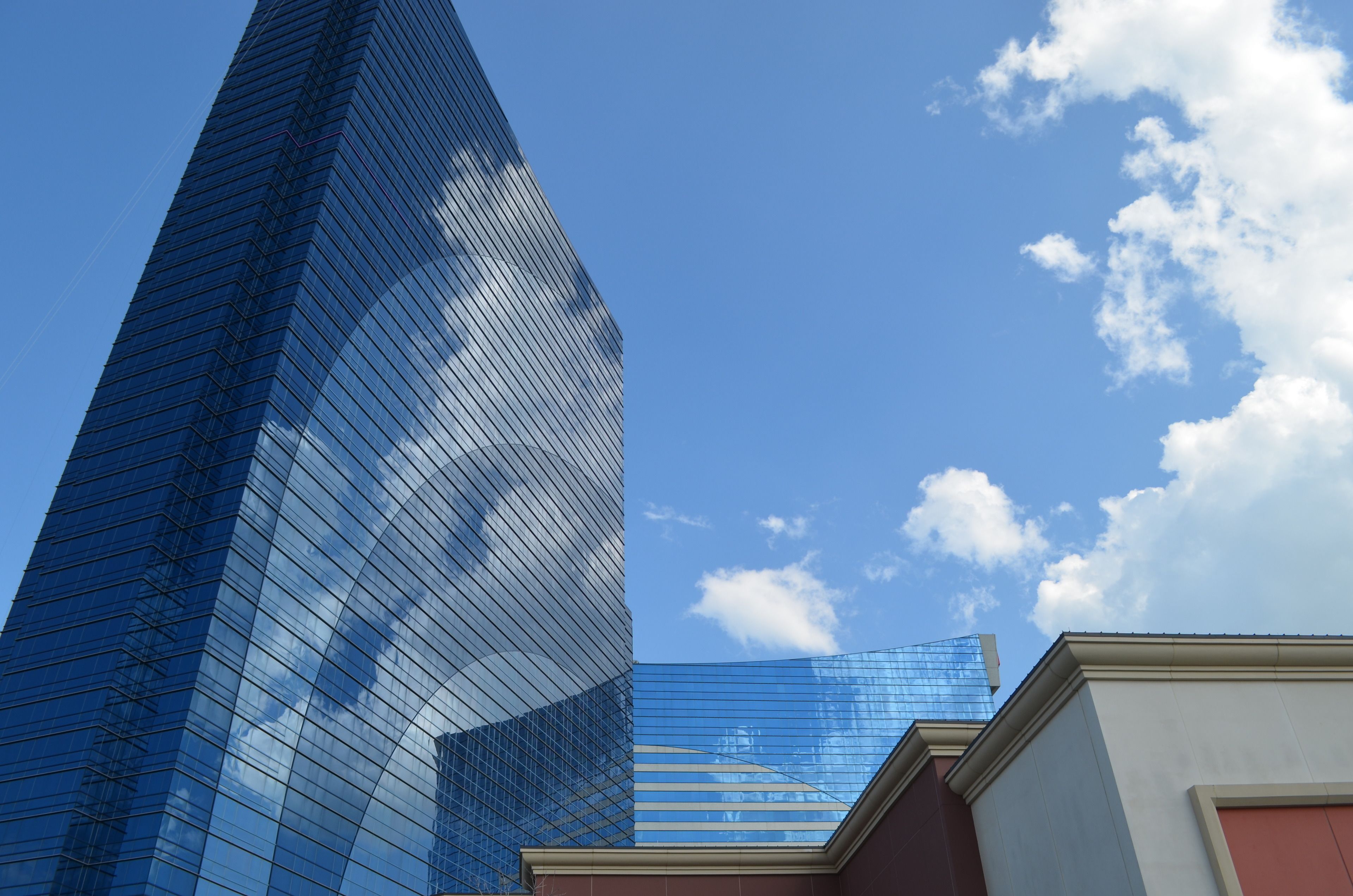 Un edificio alto y moderno con fachada de vidrio reflectante.