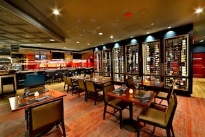 9 restaurantes; se sirve desayuno, almuerzo, cena y brunch