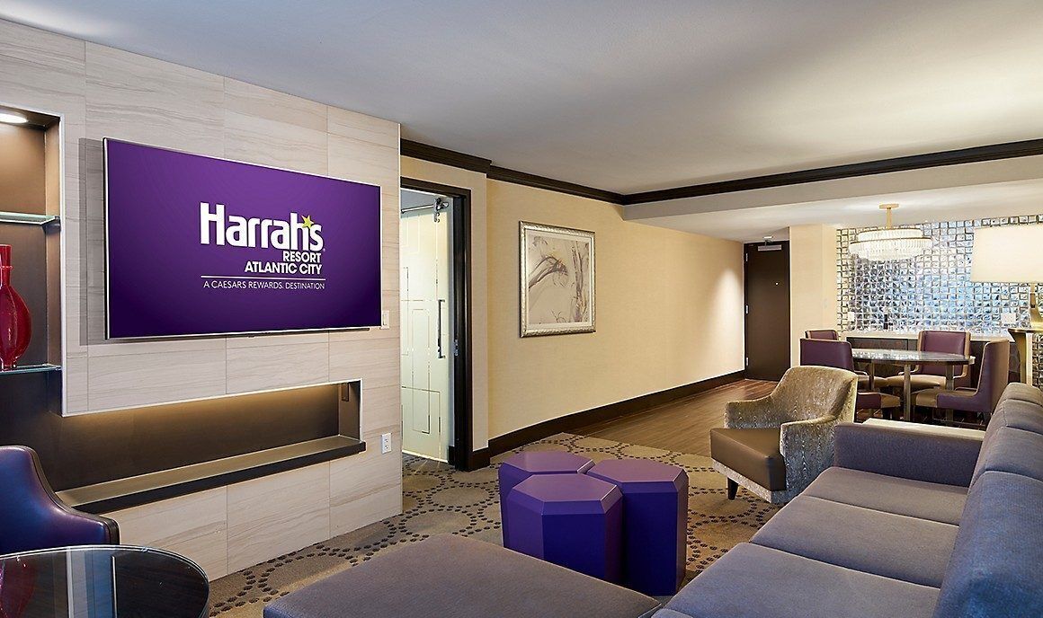 Coastal Tower, Corner Suite, 1 King, Non-Smoking | In-room safe, laptop workspace, blackout curtains, iron/ironing board