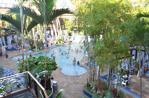 Piscine couverte, tentes de plage, chaises longues
