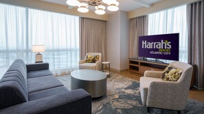 Newly Renovated Waterfront Tower East Suite, 1 King Bed, Non-Smoking | منطقة المعيشة | تلفزيون بشاشة مسطحة بحجم 42-بوصة يعرض قنوات تلفزيونية باشتراك مدفوع