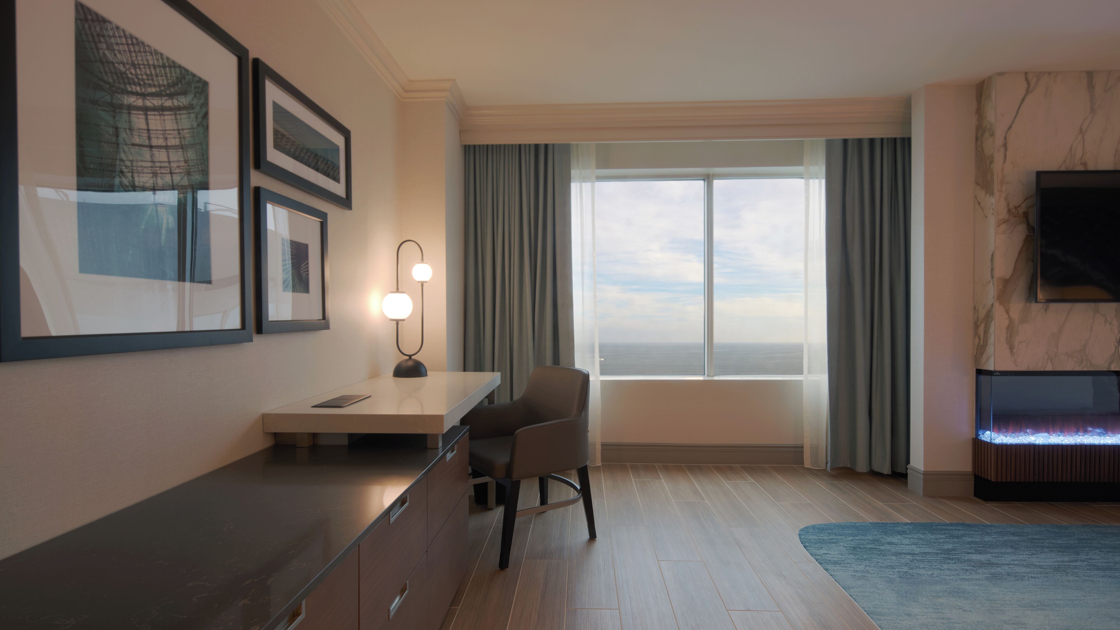 42 吋平面電視連有線電視頻道、電視、收費電影