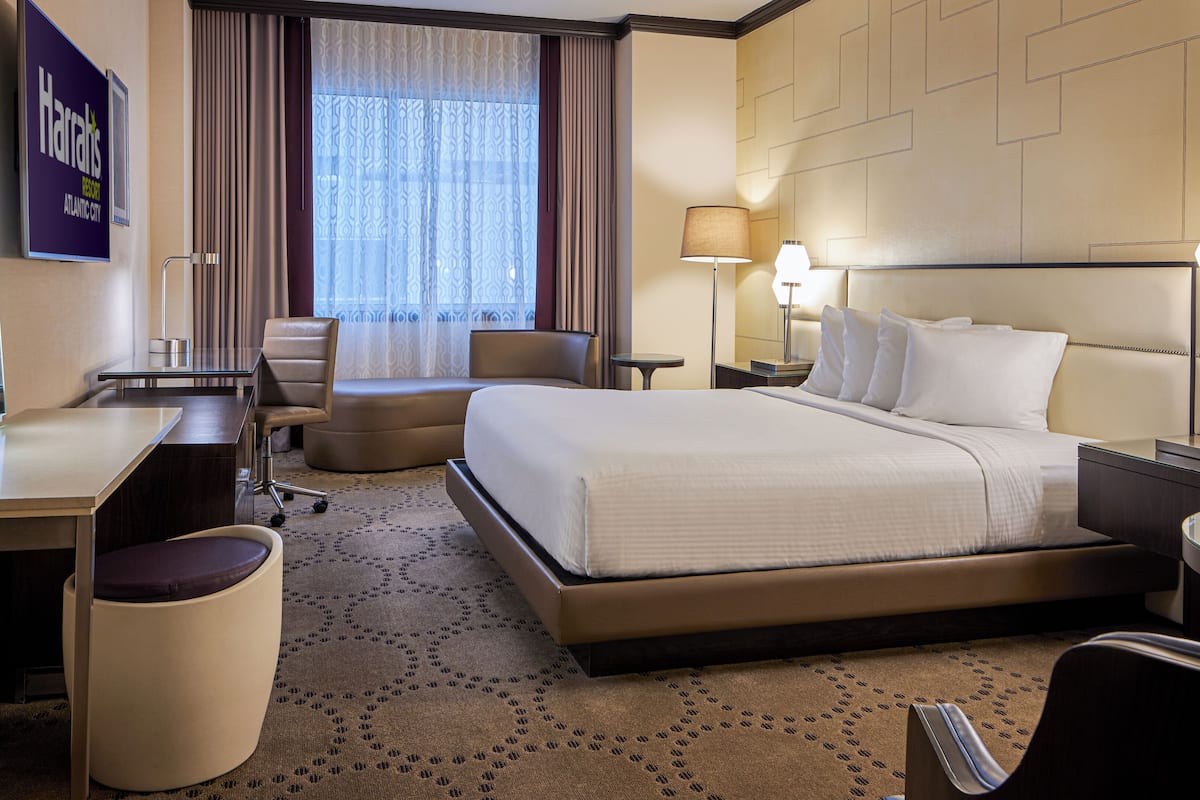 In-room safe, laptop workspace, blackout drapes, iron/ironing board