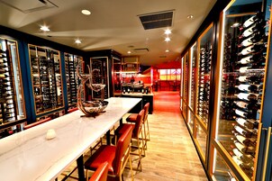 9 restaurantes; se sirve desayuno, almuerzo y cena; cocina fusión