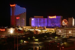 Un hotel con varias edificaciones, incluyendo un cartel llamativo de Harrah's.