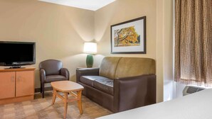 Studio – deluxe, 1 queensize-seng med sovesofa, ikke-røyk | Skrivebord, skrivebord for bærbar PC og blendingsgardiner