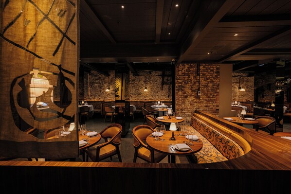 供应早餐、午餐和晚餐，意大利菜，室外就餐