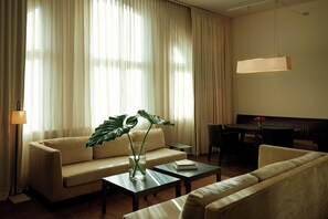 Loft Suite | Living area | 55-inch flat-screen TV with digital channels, books, pay movies