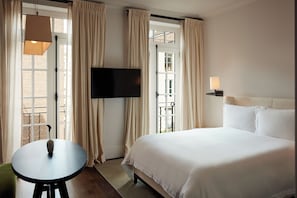 Courtyard Room | 1 bedroom, hypo-allergenic bedding, down comforters, pillowtop beds