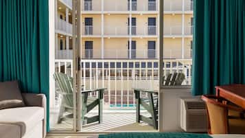 Chambre Standard, 2 lits doubles, accessible aux personnes à mobilité réduite, vue piscine | Vue depuis le balcon