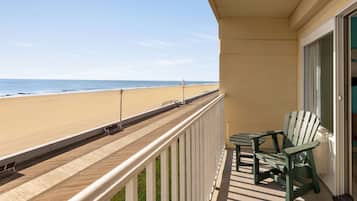 Een bureau, verduisterende gordijnen, een strijkplank/strijkijzer