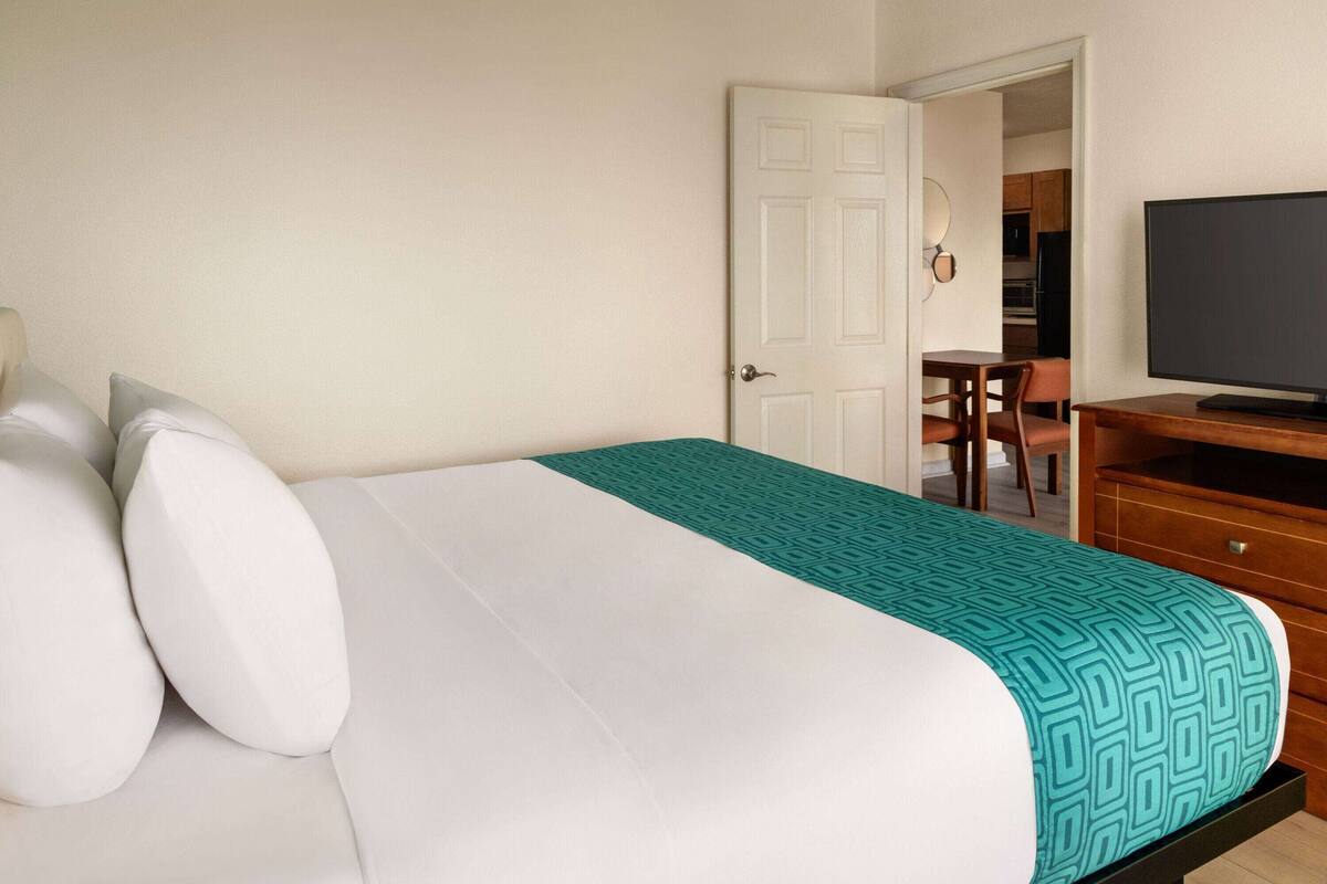 ห้องพัก, ปลอดบุหรี่ (Efficiency, 1 King Bed & 2 Twin Beds) | โต๊ะทำงาน, ผ้าม่านกันแสง, เตารีด/โต๊ะรีดผ้า, เปล/เตียงเด็กอ่อน (ฟรี)