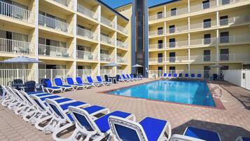 Außenpool (je nach Saison geöffnet), Sonnenschirme, Liegestühle