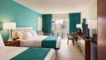 Schreibtisch, Verdunkelungsvorhänge, Bügeleisen/Bügelbrett