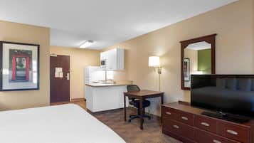 Studio, 1 King Bed, Non Smoking | Desk, laptop workspace, iron/ironing board, WiFi (free)