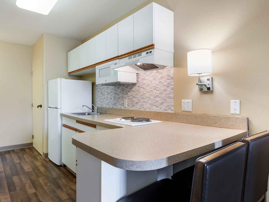 Coffee/tea maker, full-sized fridge, microwave, stovetop