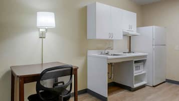Coffee/tea maker, full-sized fridge, microwave, stovetop