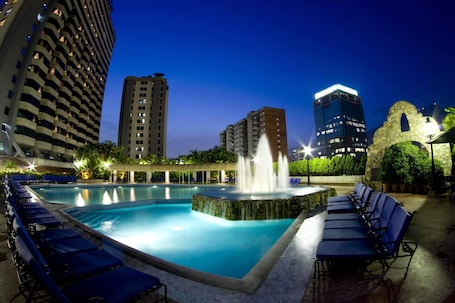 Indoor pool, outdoor pool. Meliá Caracas