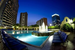 Una piscina techada, una piscina al aire libre