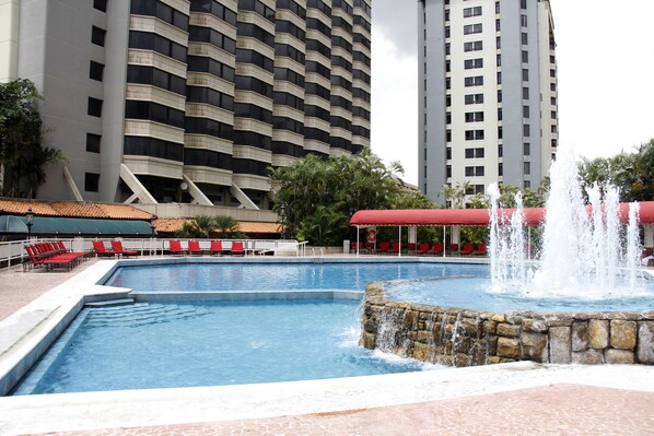 Alberca techada y alberca al aire libre