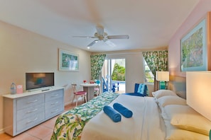 Estudio Deluxe, vistas a la piscina | Caja fuerte, decoración individual, mobiliario individual y escritorio