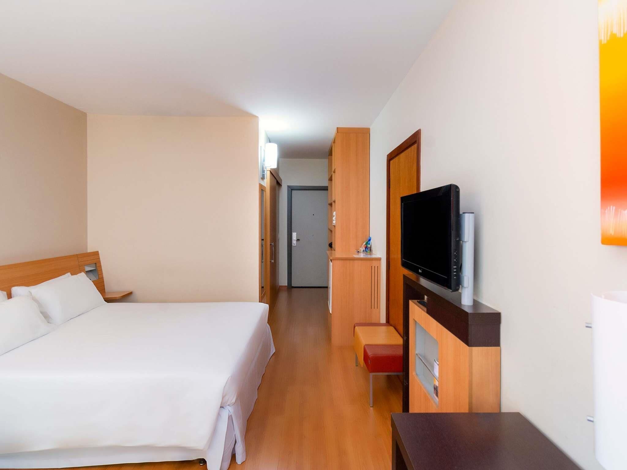 Minibar, coffres-forts dans les chambres, bureau, rideaux occultants