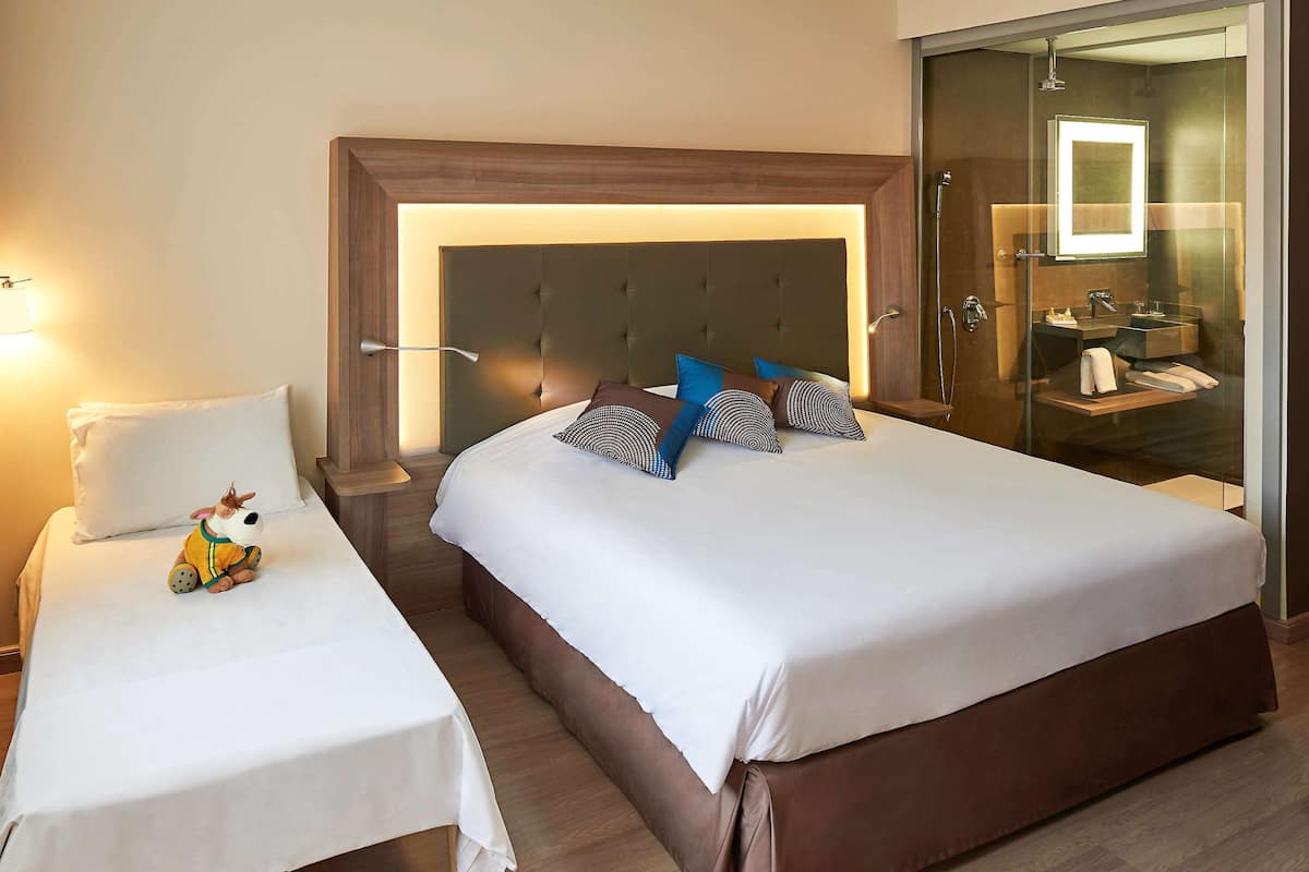 Executive Room, 1 Double Bed | Minibar, in-room safe, desk, blackout curtains