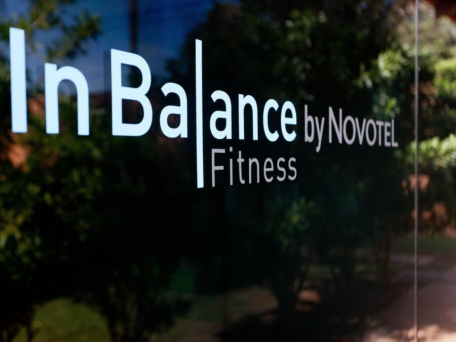 Een bord met de tekst 'In Balance by Novotel Fitness'.
